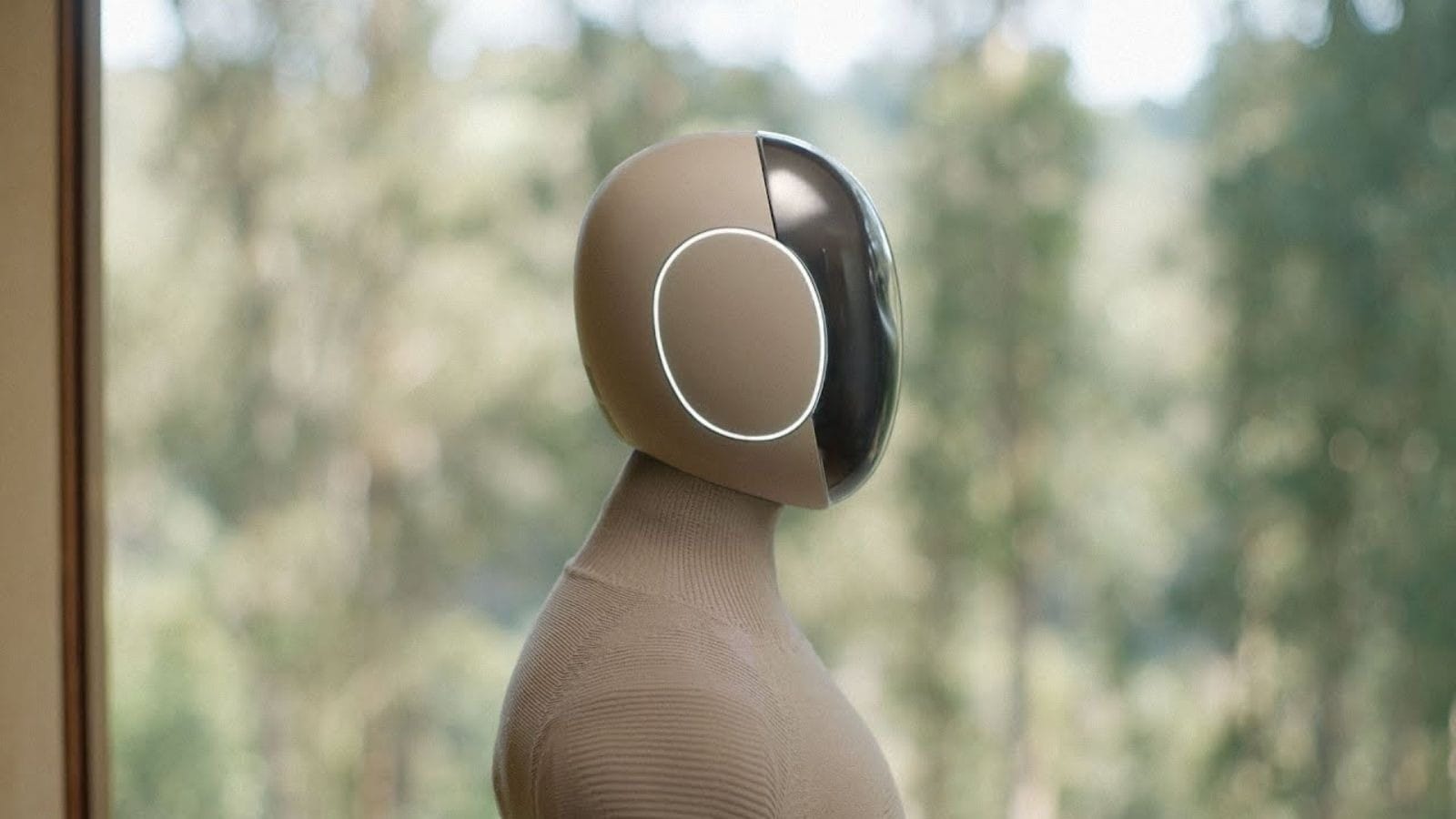 Detalhe das mãos e do corpo revestido do robô Neo