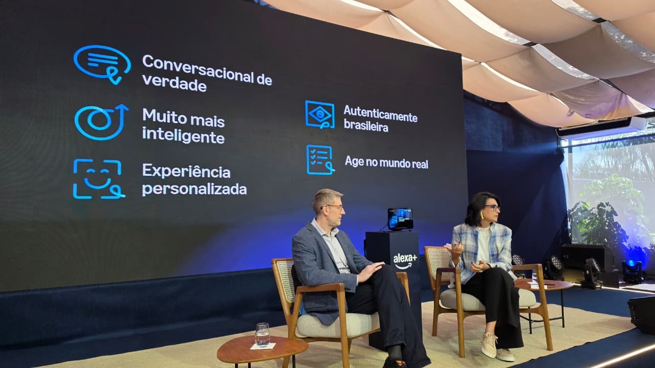 Dispositivo Echo com a nova Alexa+ no Brasil