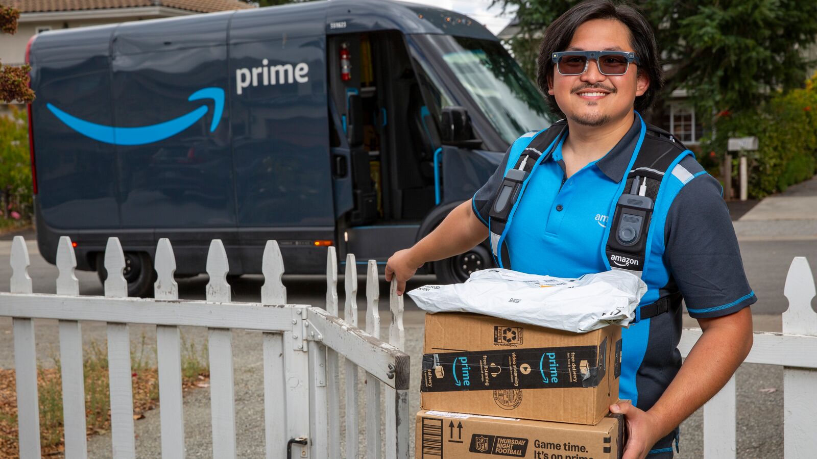 Entregador da Amazon usando os óculos inteligentes ao separar pacotes dentro da van