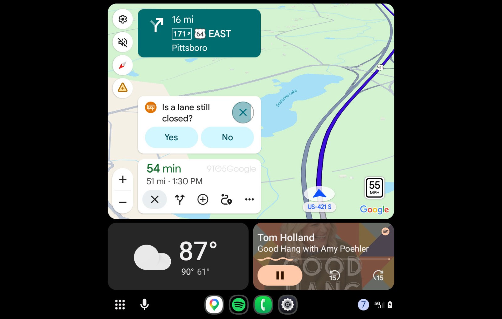 Interface do Android Auto com o Google Maps e um card de interação na tela do carro