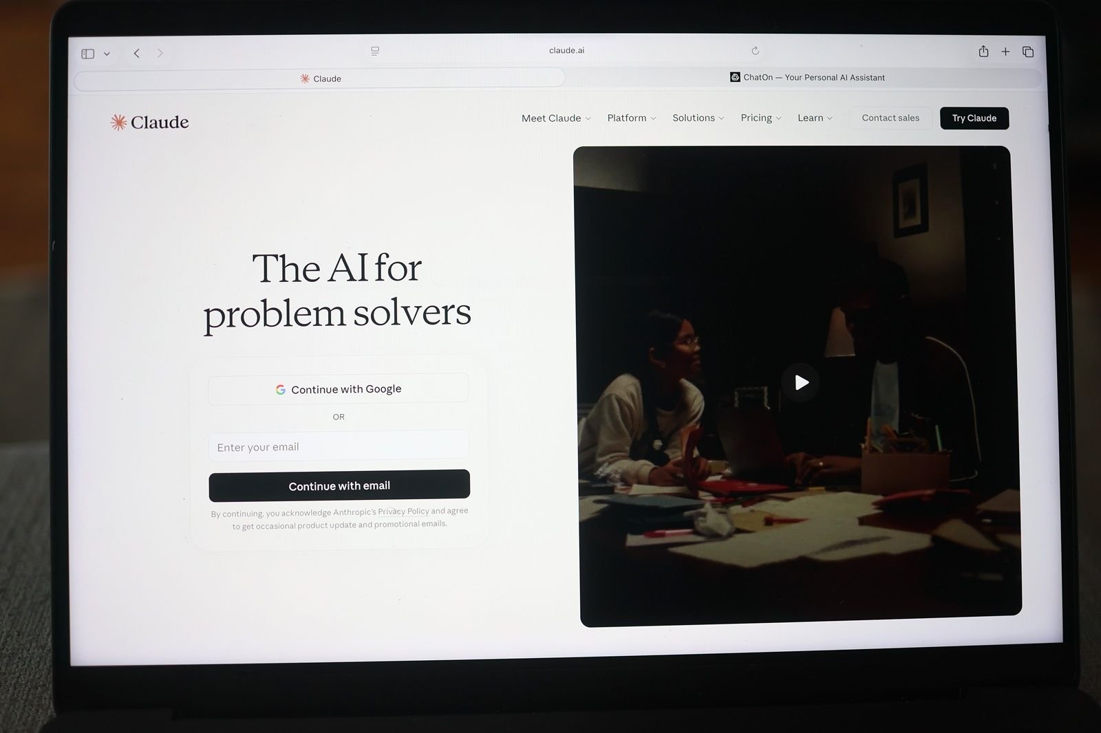 Sites da Anthropic e da OpenAI, alvos das acusacoes de copia de modelos de IA