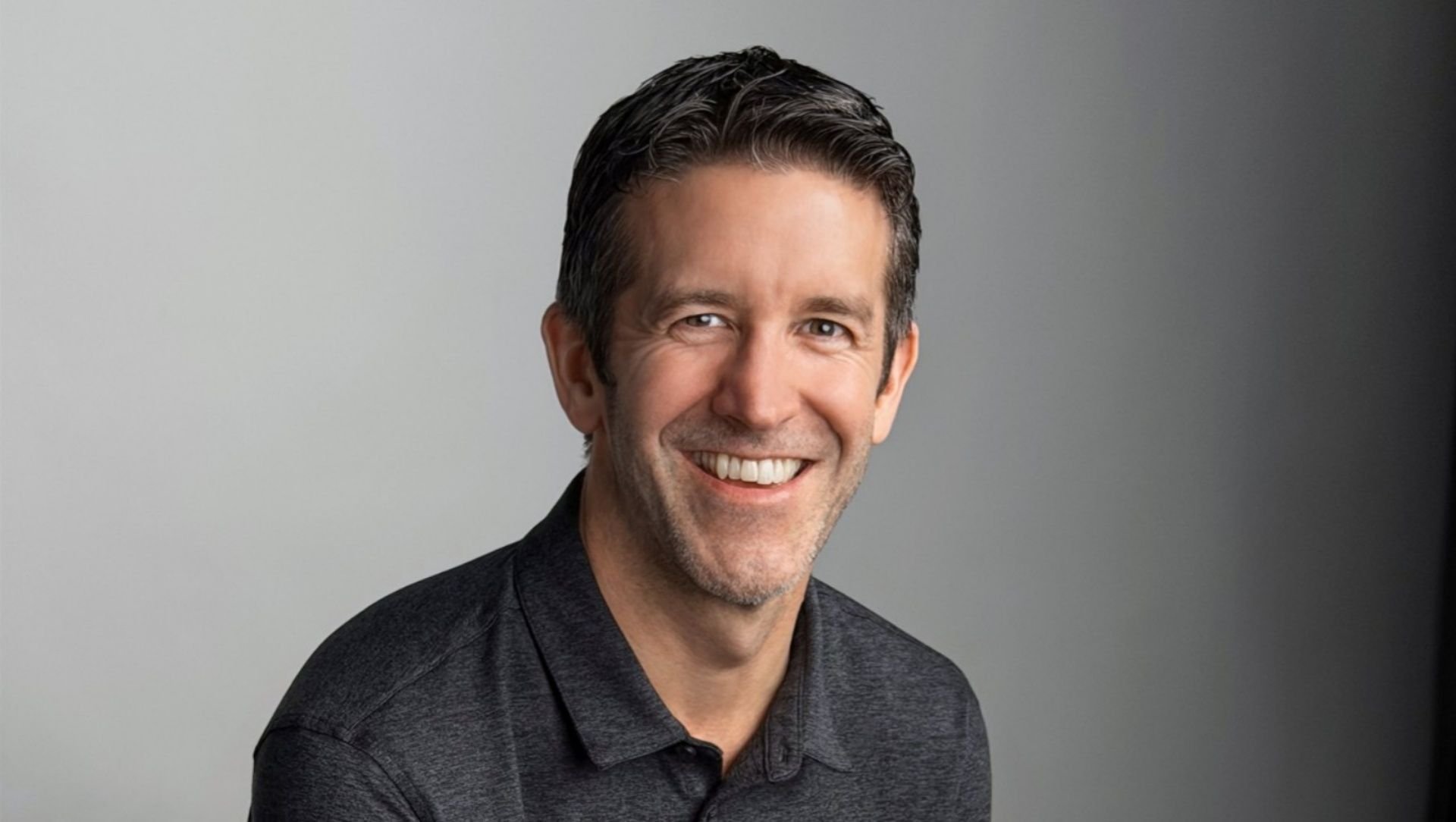 John Ternus, CEO da Apple, em retrato oficial