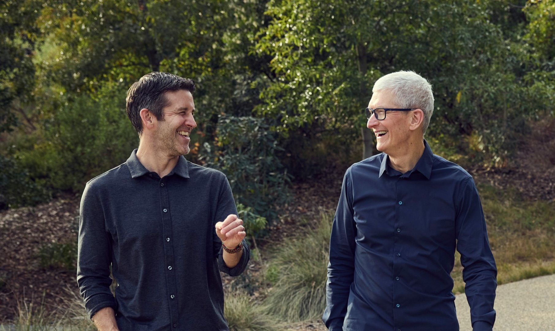 John Ternus e Tim Cook caminhando juntos no campus da Apple