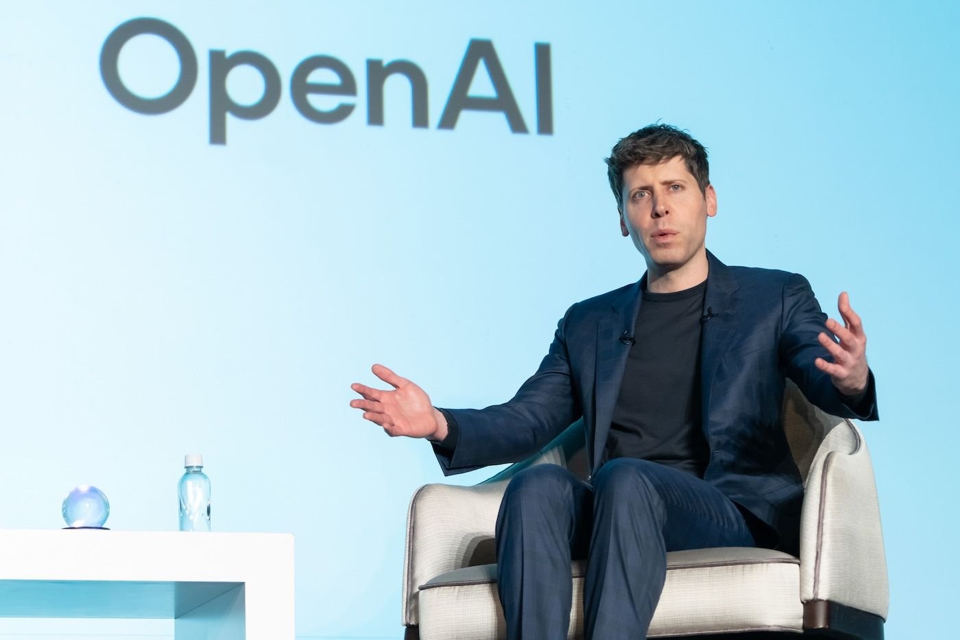 Sam Altman, CEO da OpenAI, citado no centro da disputa