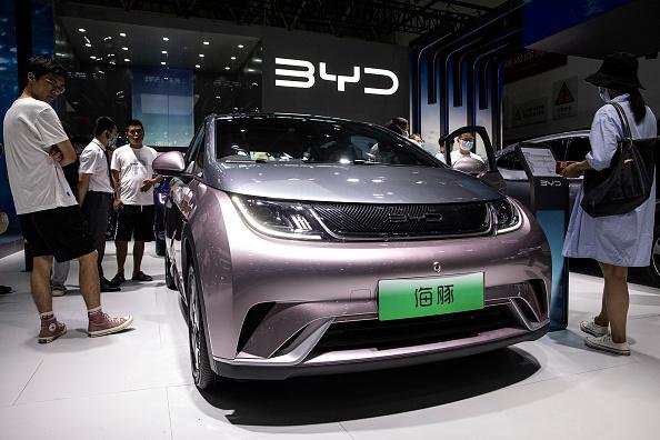 Carro elétrico da BYD mantém urnas ligadas no Paraná após queda de energia