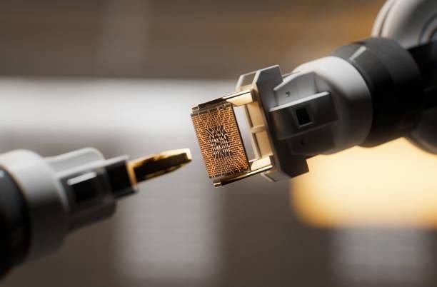 Chip de semicondutor sendo manipulado em linha de produção