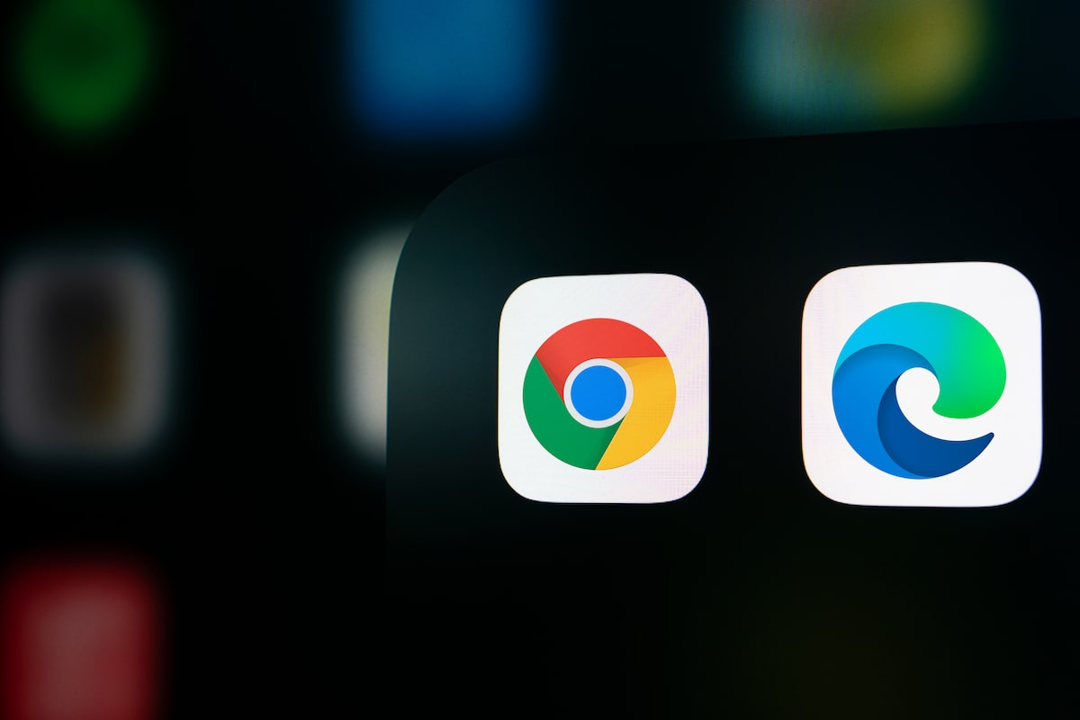 Ícones do Chrome e do Edge lado a lado na tela de um dispositivo