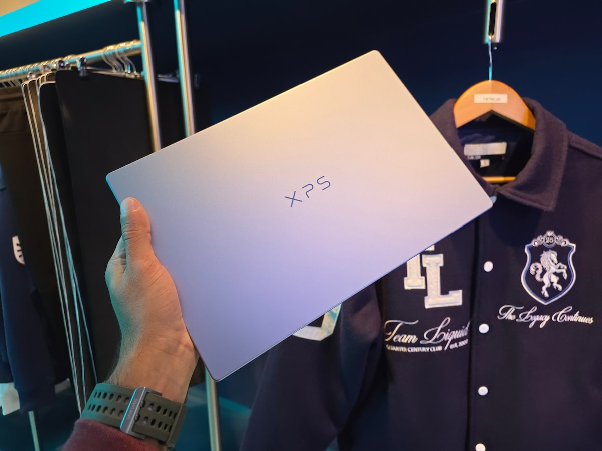 Dell XPS 13 sendo segurado com a tampa em alumínio à mostra