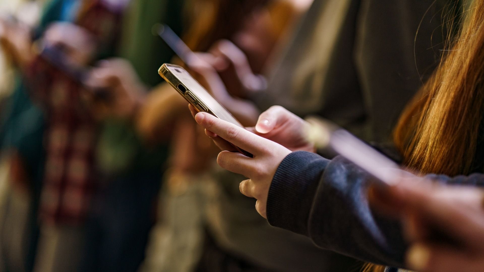 França suspende lei que proibia redes sociais para menores de 15 anos