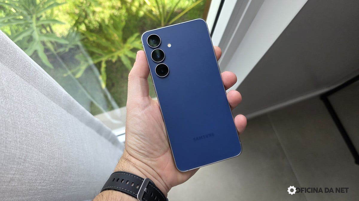 Render vazado mostra o novo módulo de câmera vertical do Galaxy S26 FE