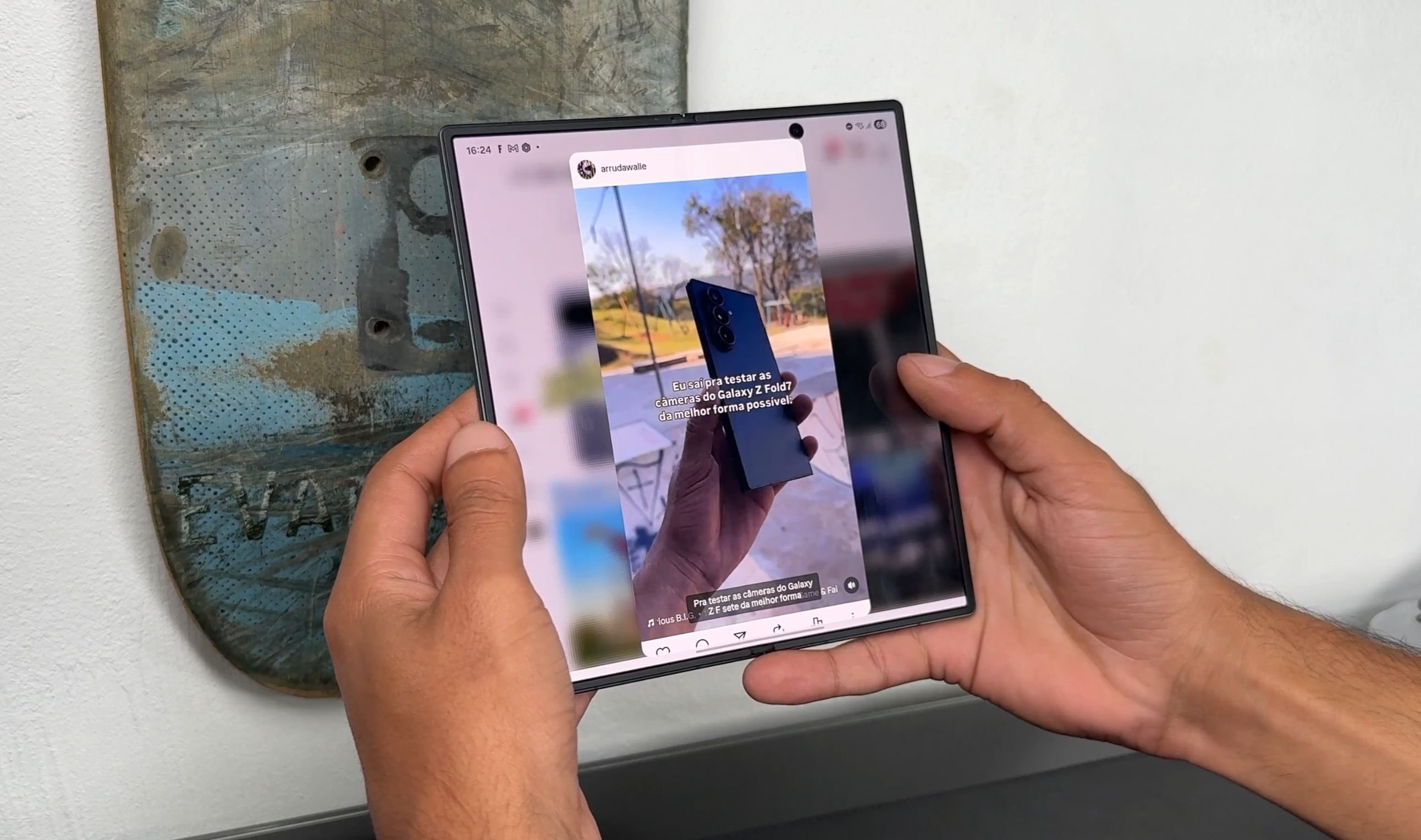 Galaxy Z Fold em uso, com a tela interna aberta