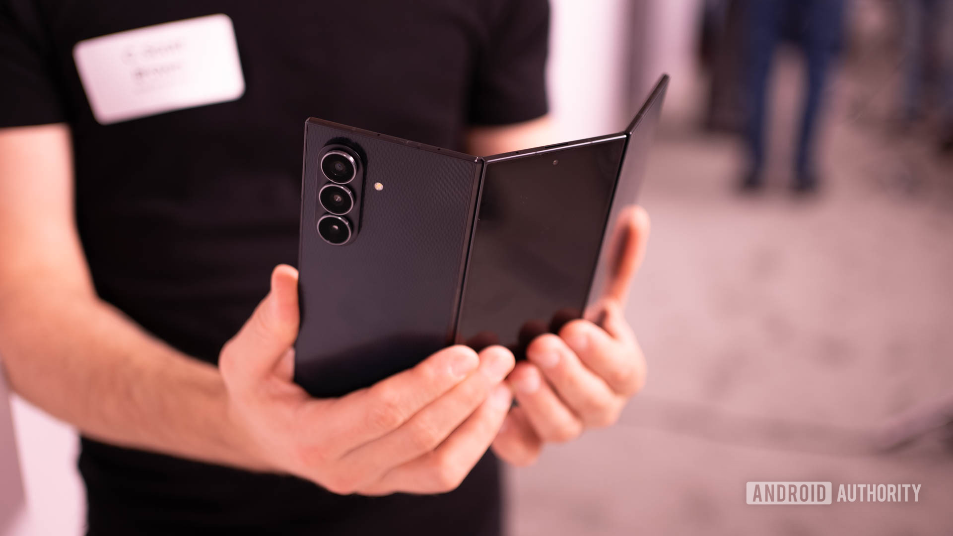 Galaxy Z TriFold aberto, com os três painéis