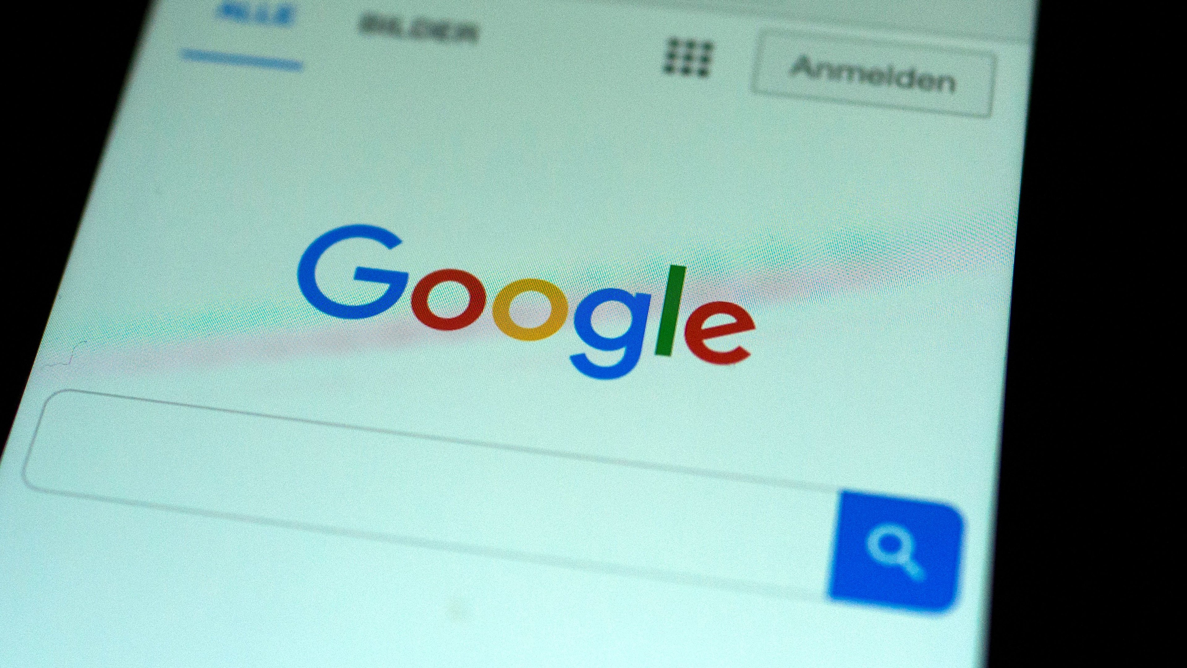 Sede e logotipo do Google em meio à disputa antitruste na Europa