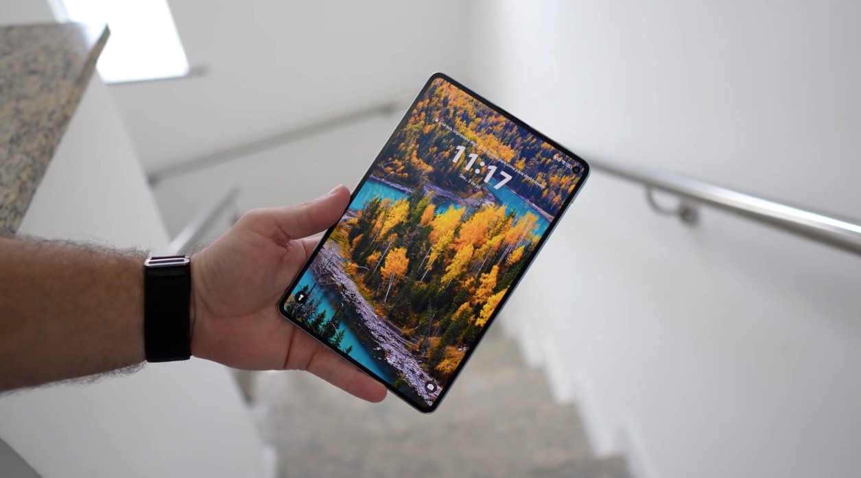 O corpo tem 5,1 mm de espessura e a tela OLED atinge 120 Hz