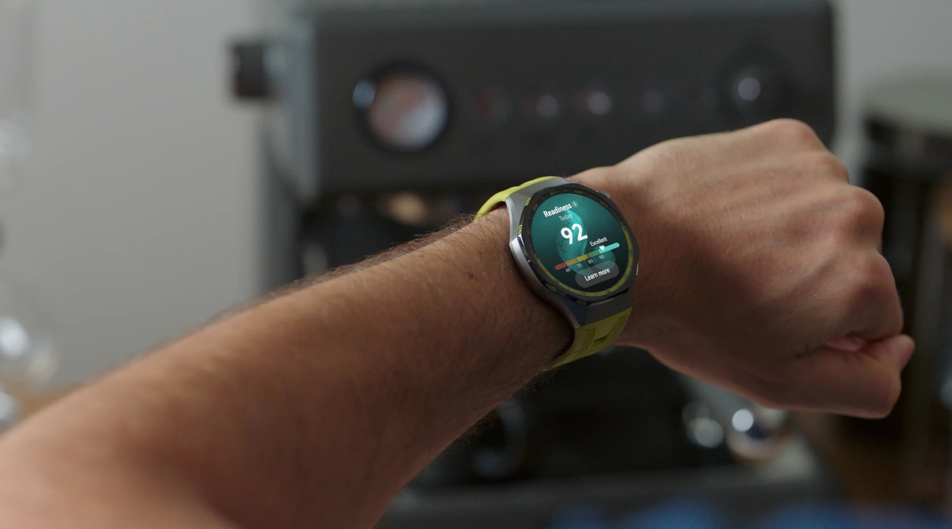 Huawei Watch GT 7 Pro no pulso exibindo a Pontuação de Preparo Físico