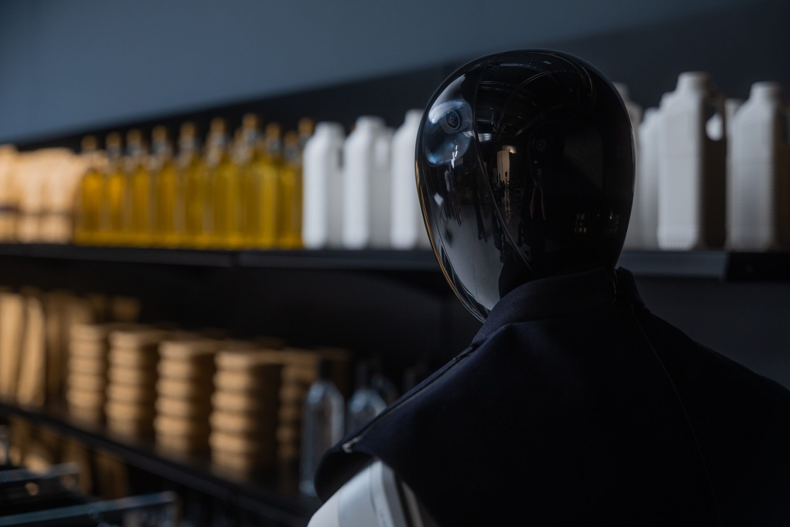 Cabeça do robô humanoide da Humanoid inspecionando prateleiras de um armazém
