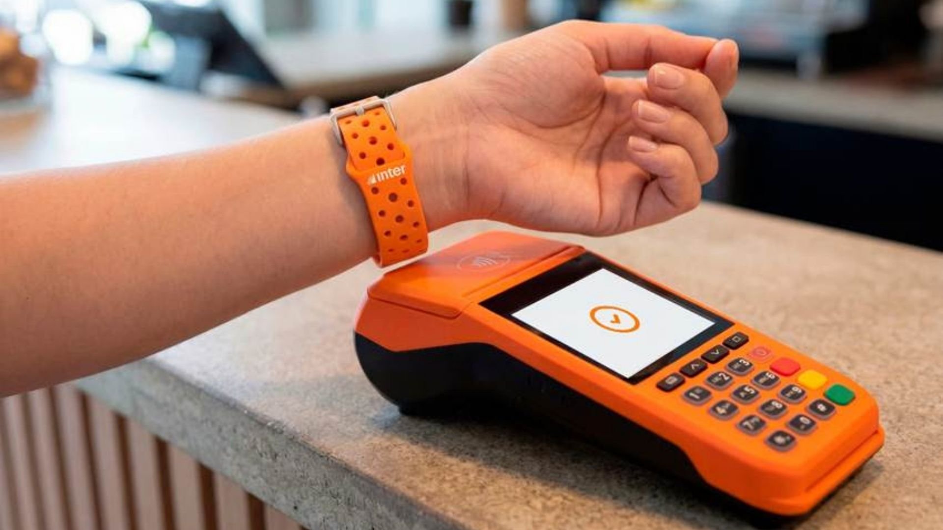 Inter lança anel e pulseira inteligentes para pagamentos por aproximação
