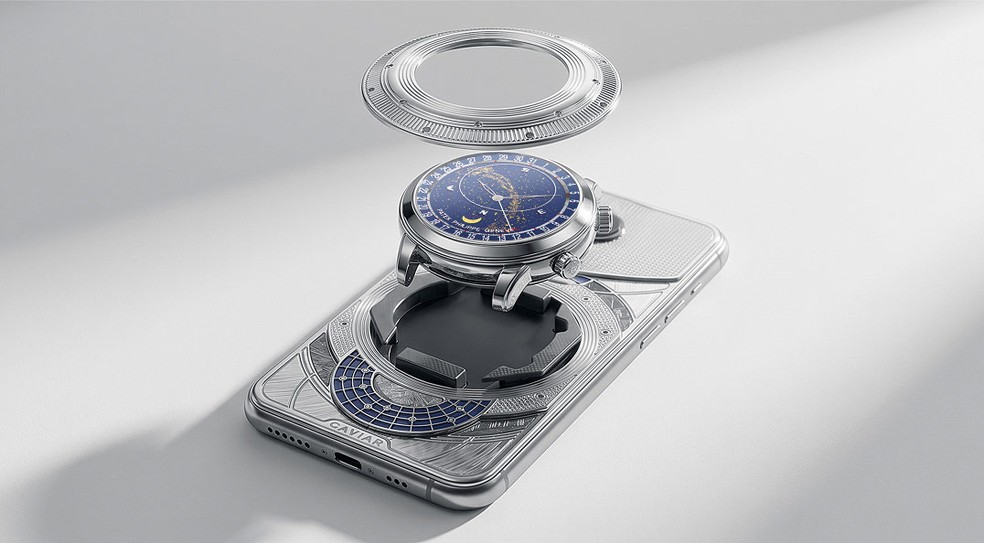 Detalhe do acabamento em ouro e do relógio embutido na traseira do iPhone da Caviar