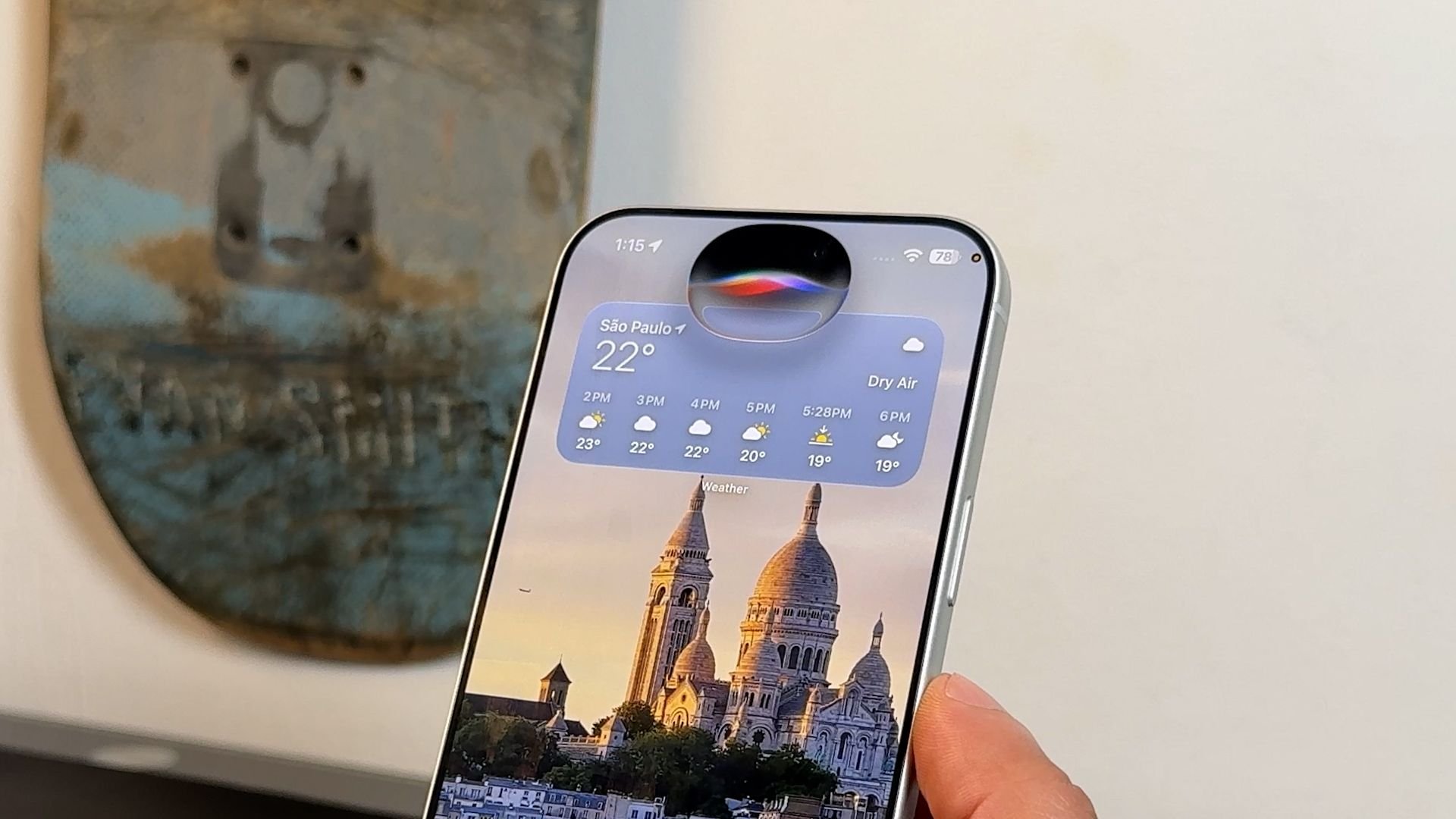 Conceito da nova Siri com IA rodando em um iPhone
