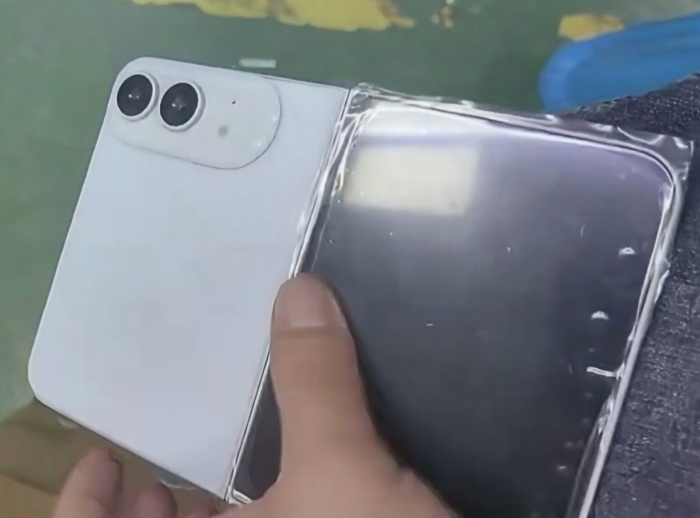 iPhone dobrável vaza com design branco e bordas arredondadas
