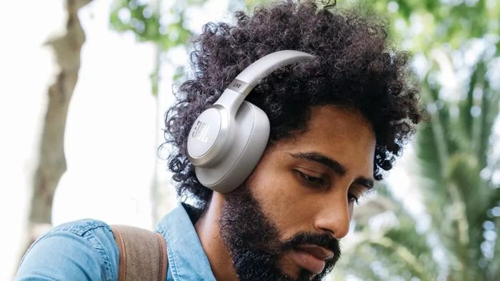 JBL Live 780NC é homologado no Brasil com 80 horas de bateria, ANC e Bluetooth 6.0