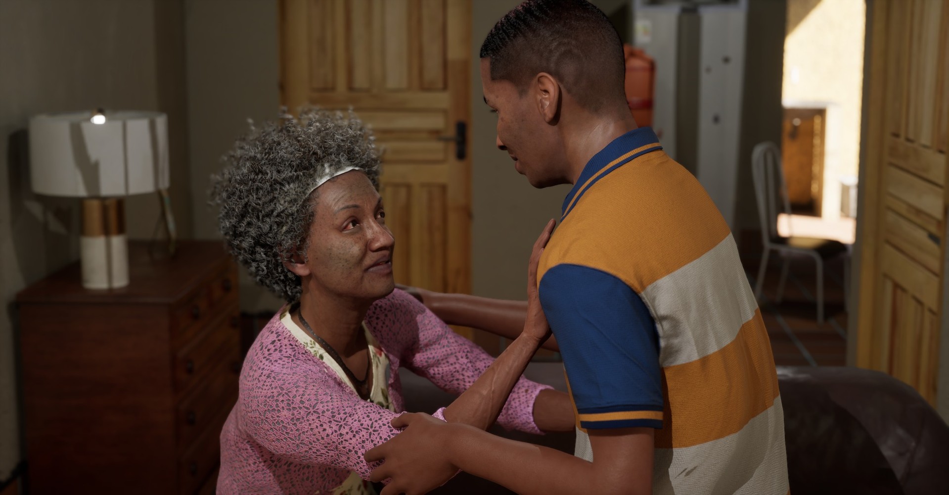 Cena do 171 com o protagonista ajudando uma senhora dentro de casa