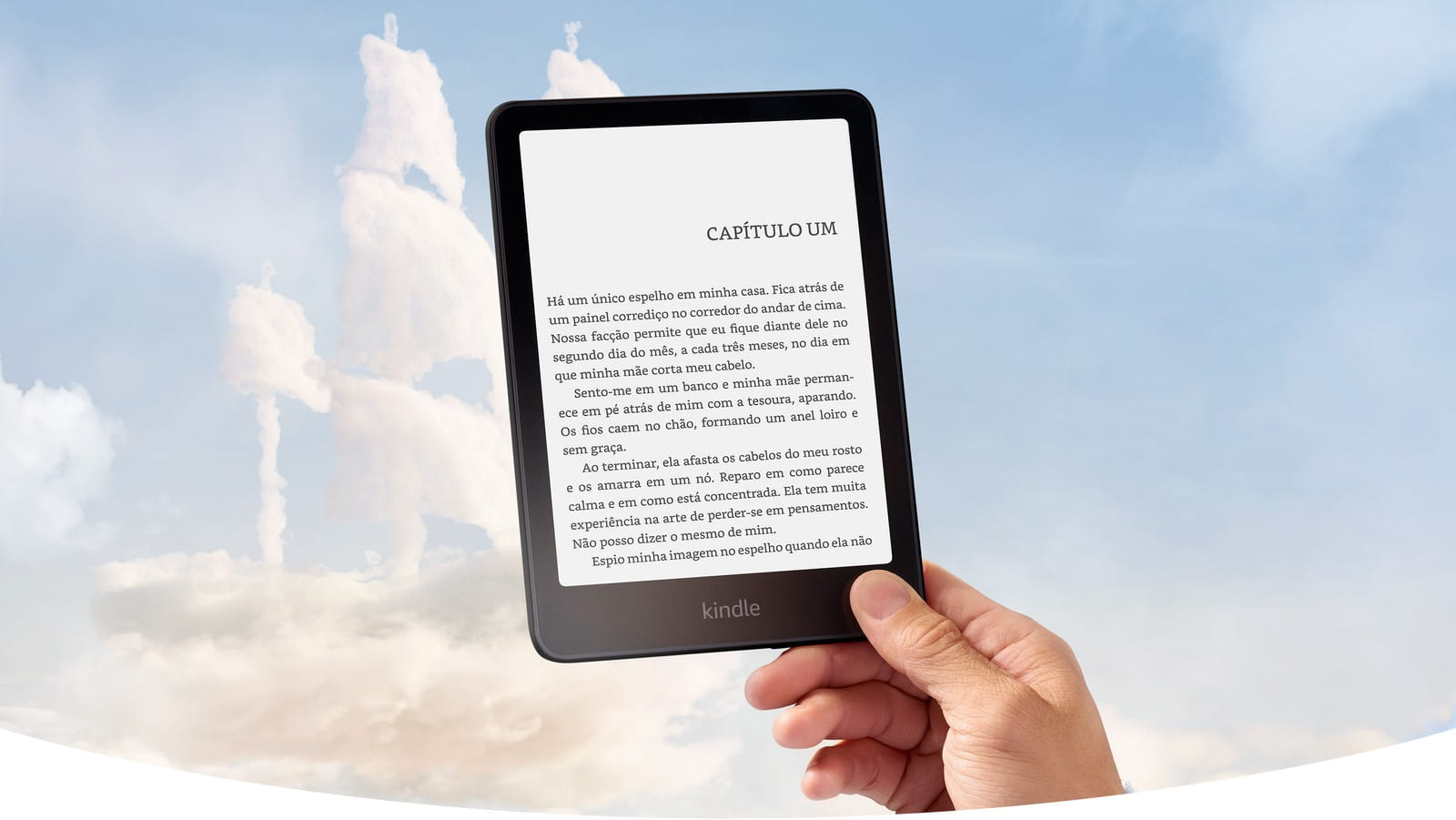 Kindle Paperwhite de 2026 nas mãos de um leitor