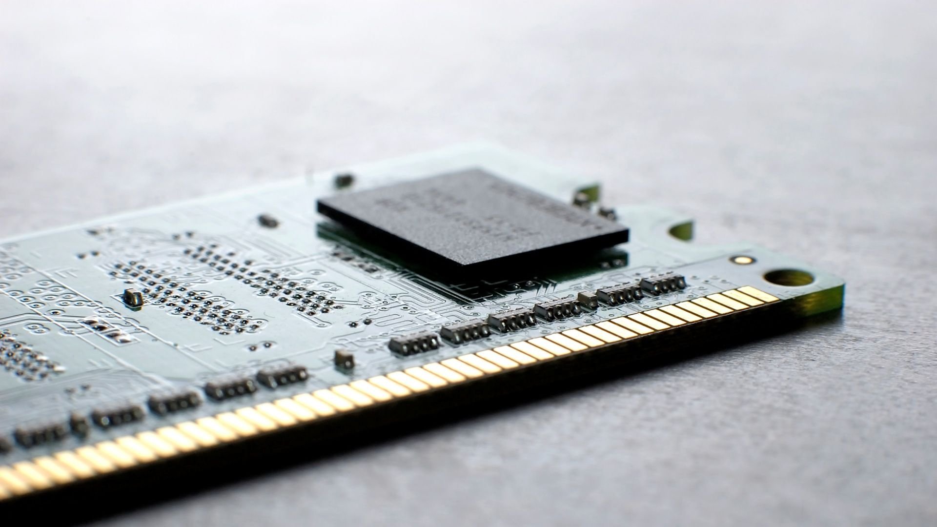 Samsung, SK Hynix e Micron são processadas por inflar preços de memória RAM