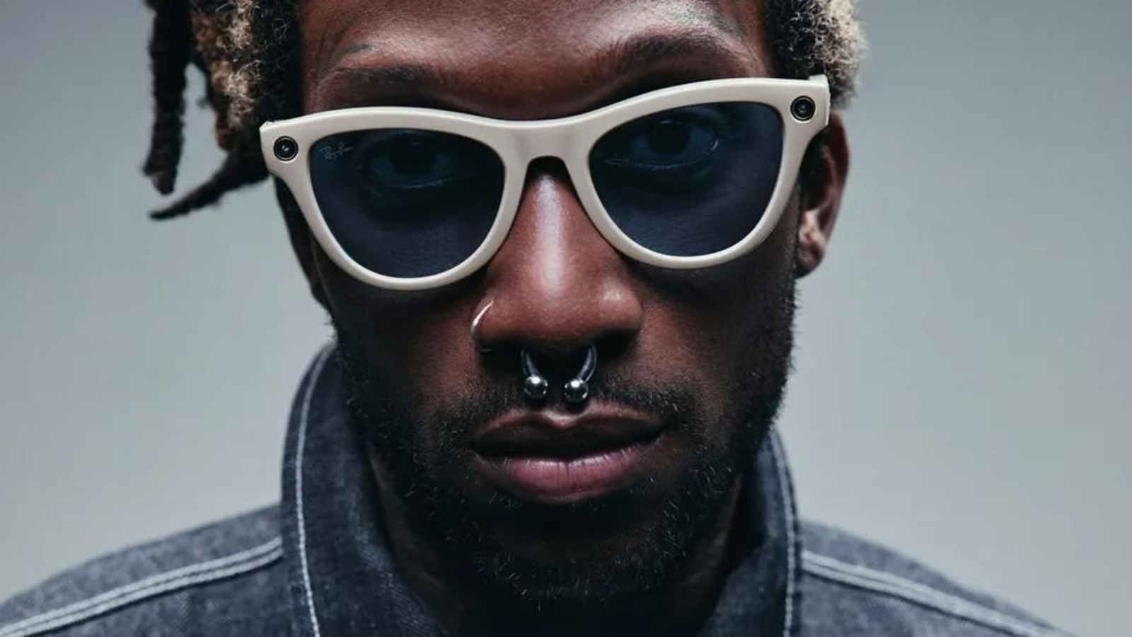 Modelo usando Meta Glasses de armação branca