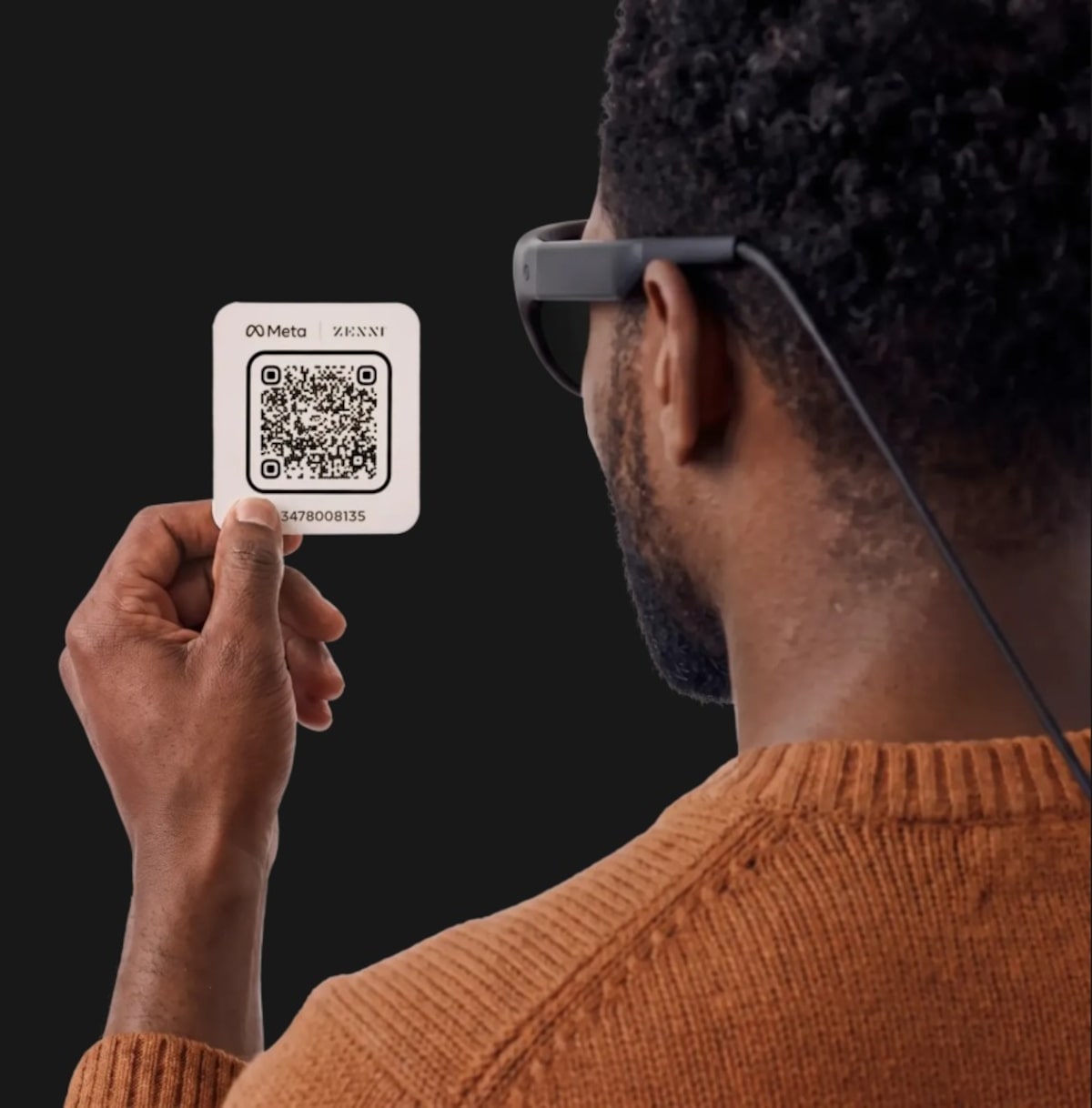 Usuário escaneia um QR Code de lentes de grau com o headset Phoenix