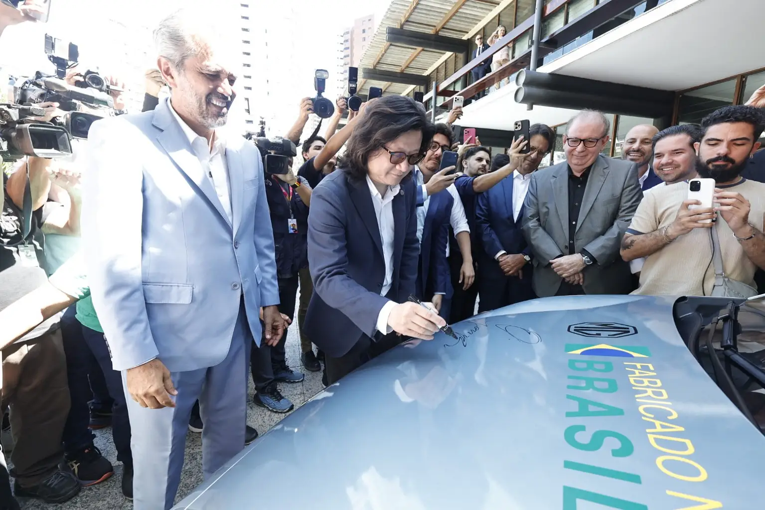 SUV e hatch elétricos da MG serão os primeiros modelos montados no Ceará