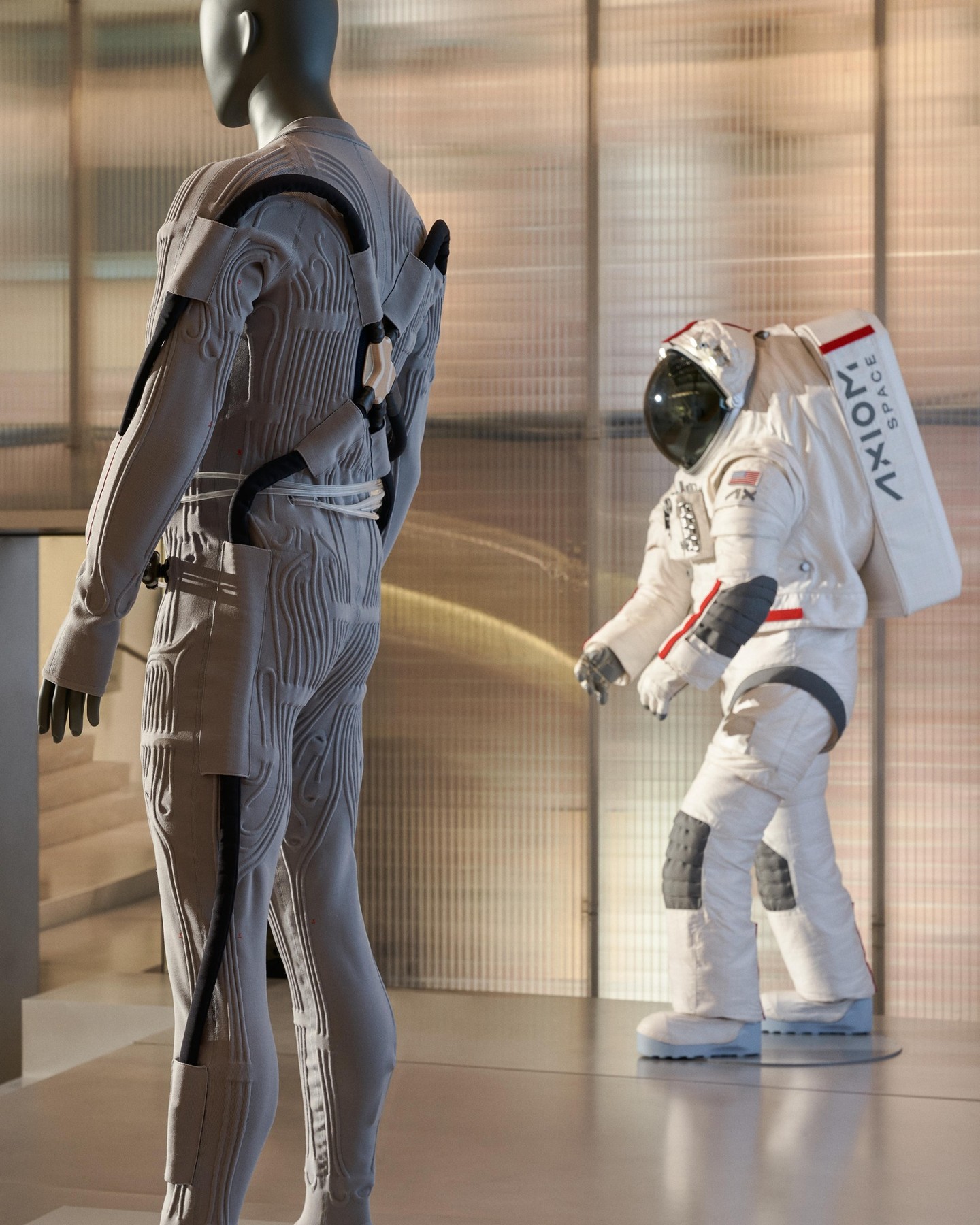 Trajes AxEMU completos apresentados por Axiom Space e Prada