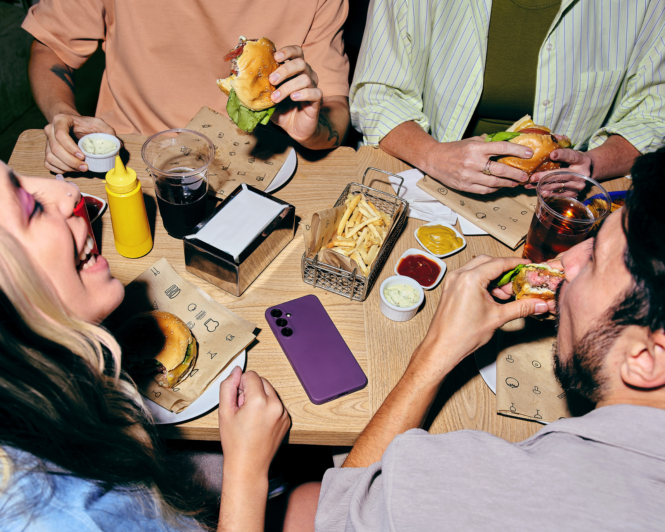 Celular roxo sobre mesa de lanchonete em foto de divulgação da NuCel