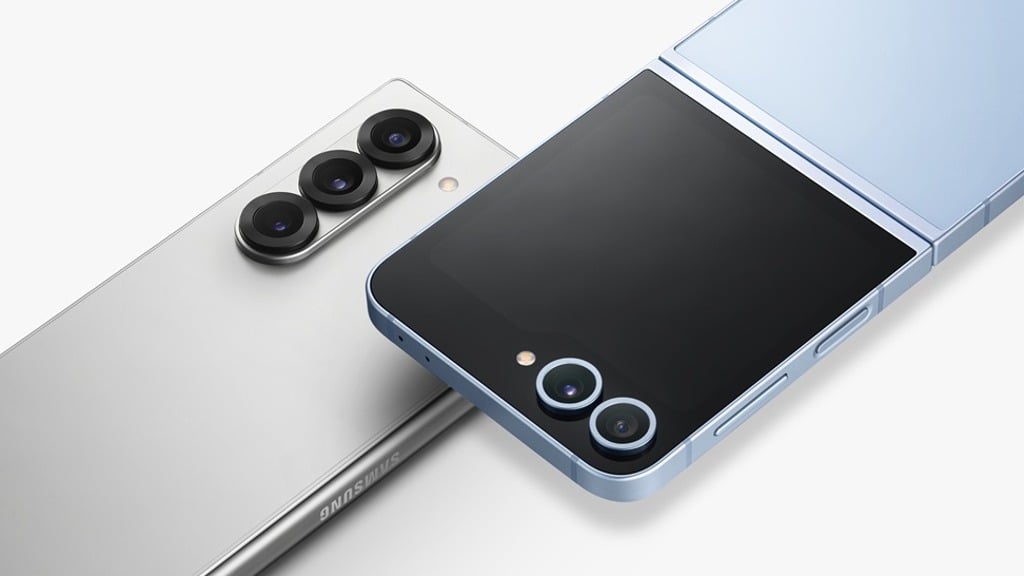 Galaxy Z Fold 6 prateado e Galaxy Z Flip 6 azul lado a lado