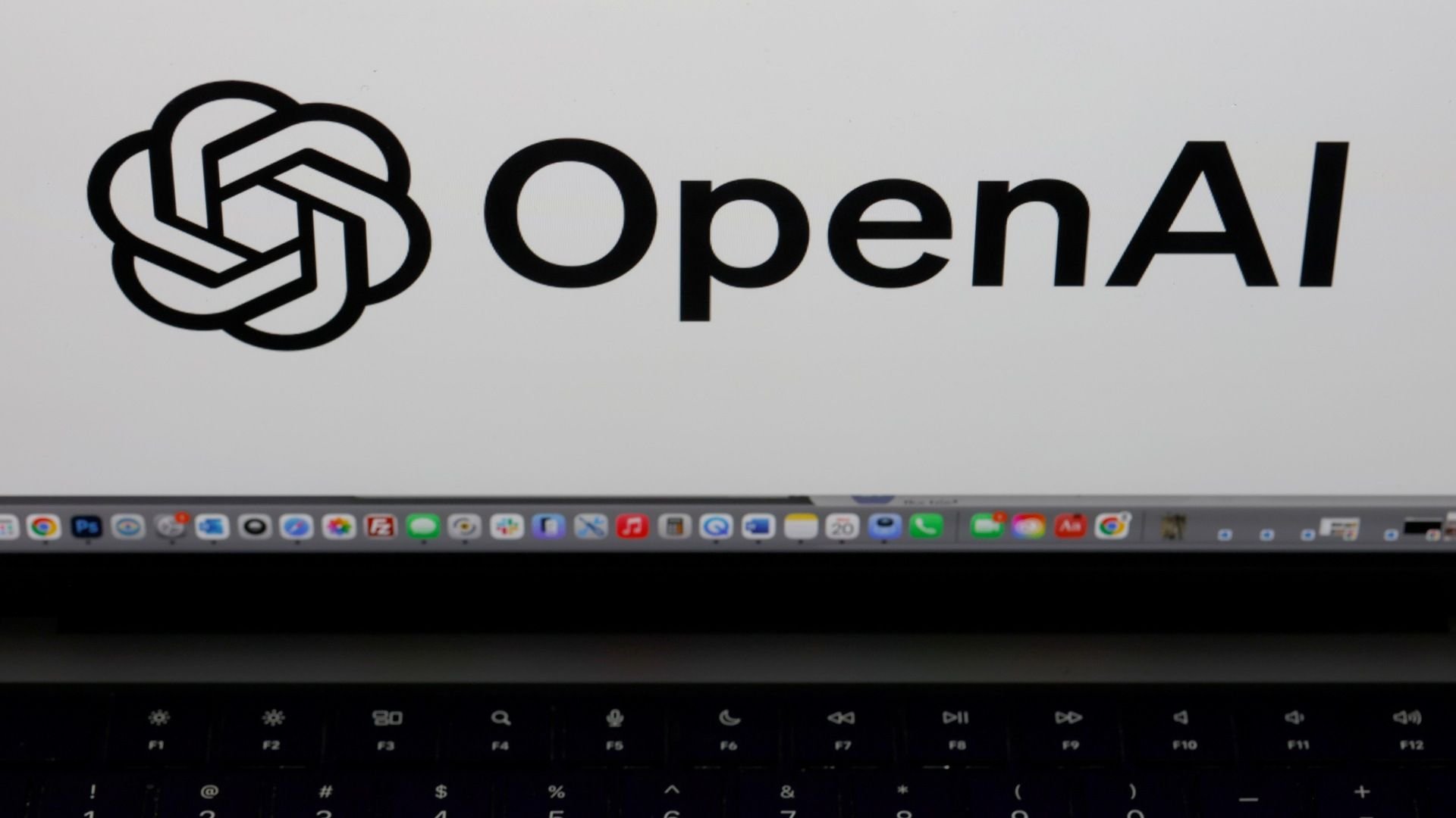 Logo da OpenAI em tela de notebook
