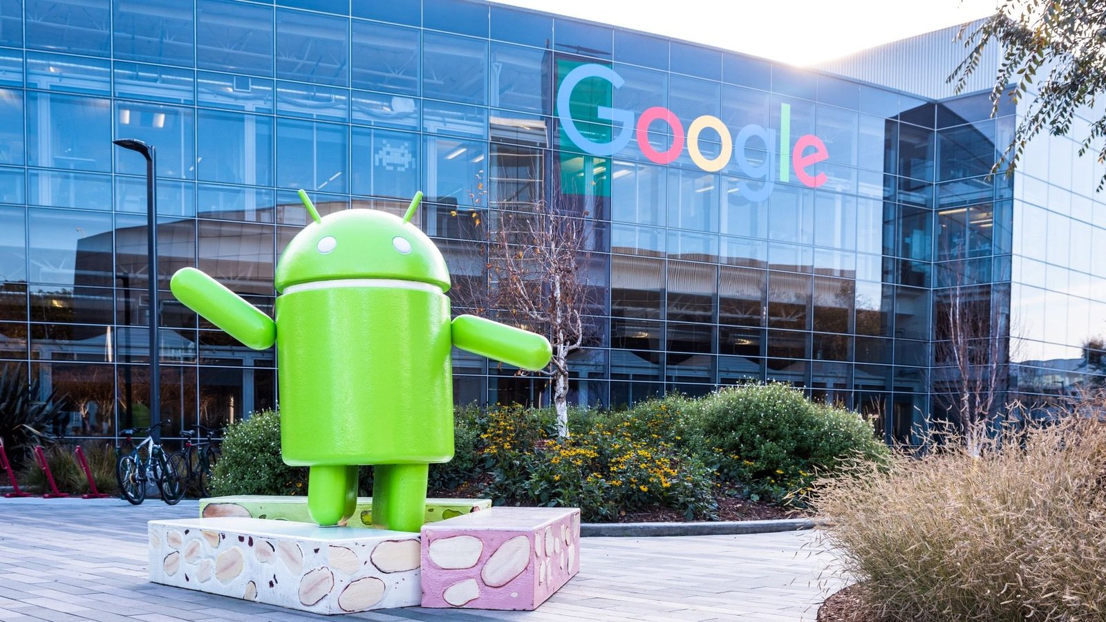 Google libera catálogo da Play Store para lojas rivais — mas cobra por isso