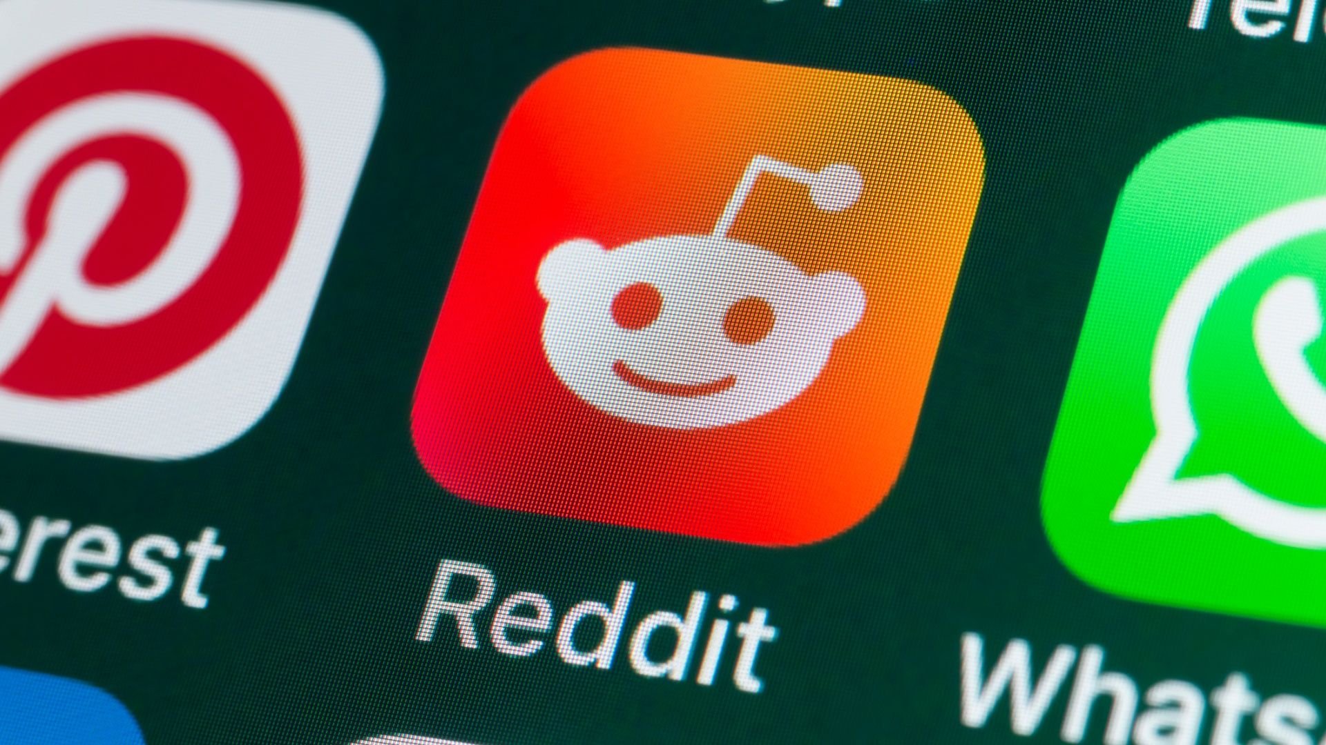 Logotipo do Reddit na tela de apps de um celular