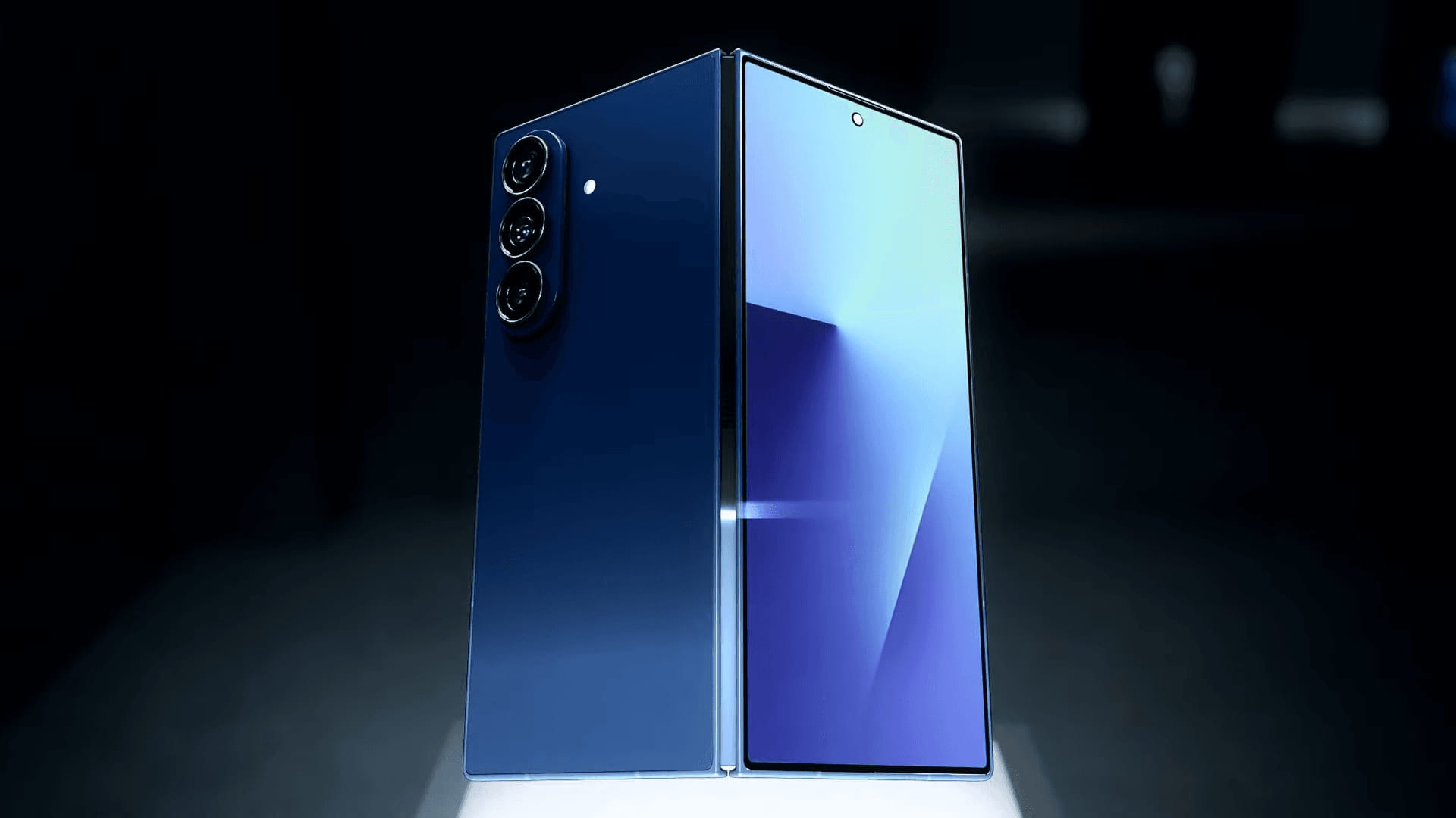 Galaxy Z Fold aberto e fechado, mostrando o formato dos dobráveis da Samsung
