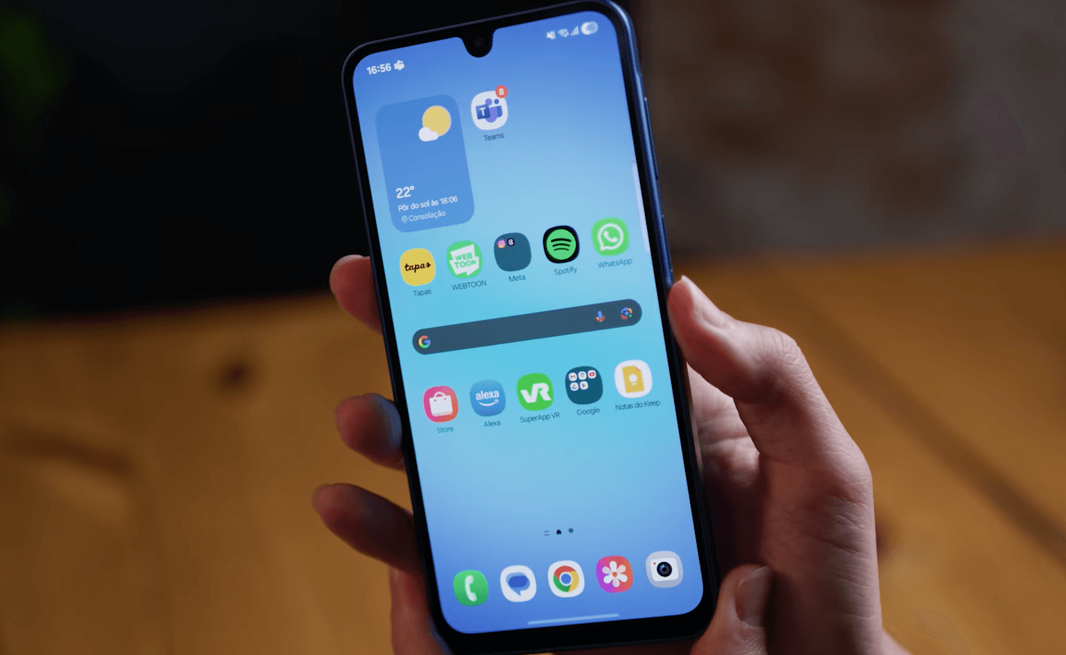 Celular Galaxy A em uso, linha que teve o segundo reajuste do ano