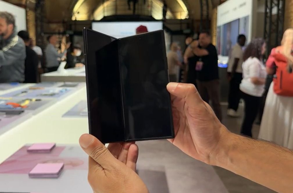 Galaxy Z Fold 8 dobrado, mostrando a espessura reduzida do aparelho