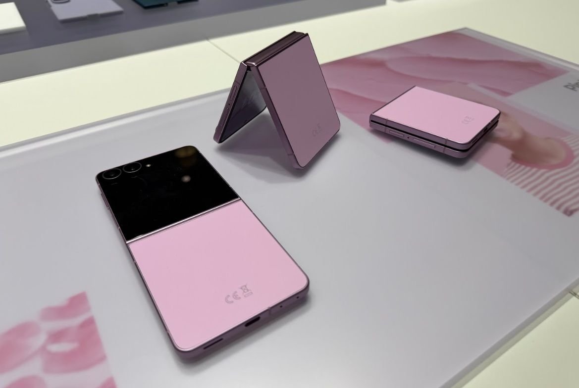 Galaxy Z Flip 8 fechado, mostrando a tela externa redesenhada