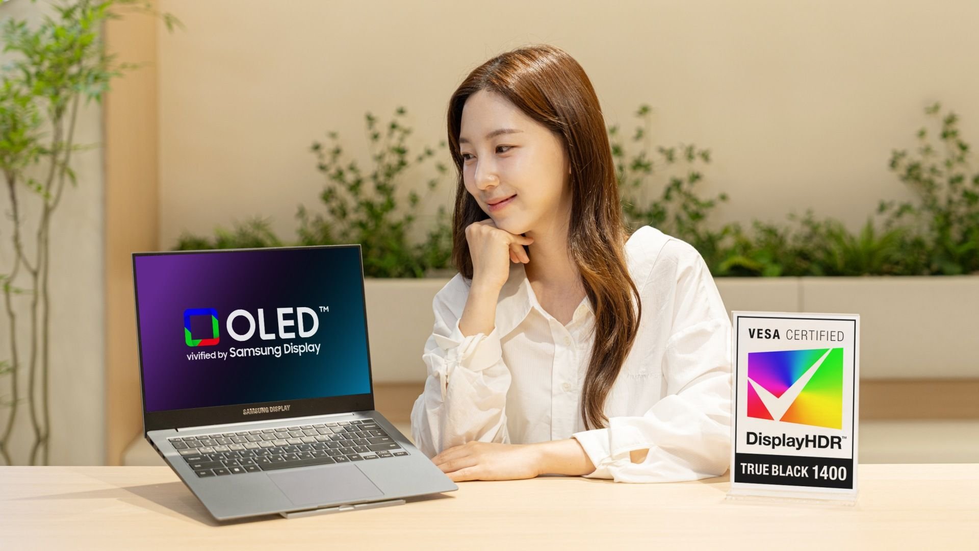 Samsung inicia produção de OLED Tandem com brilho 40% maior para notebooks