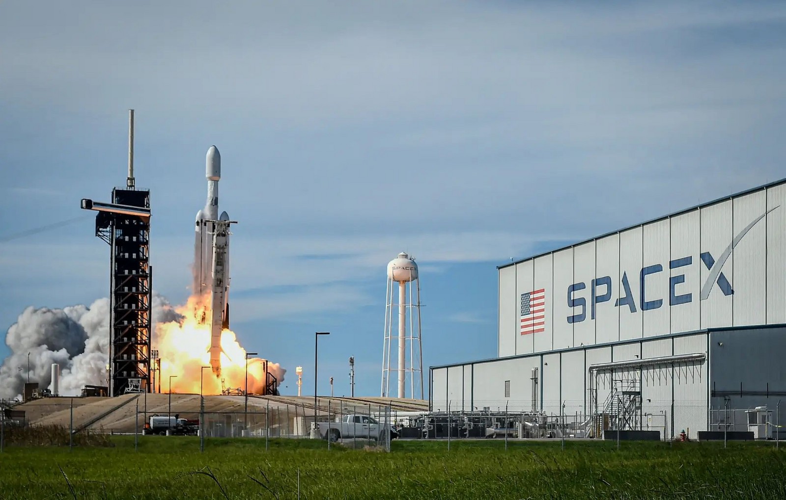 Ilustração de satélites da SpaceX formando uma constelação em órbita da Terra