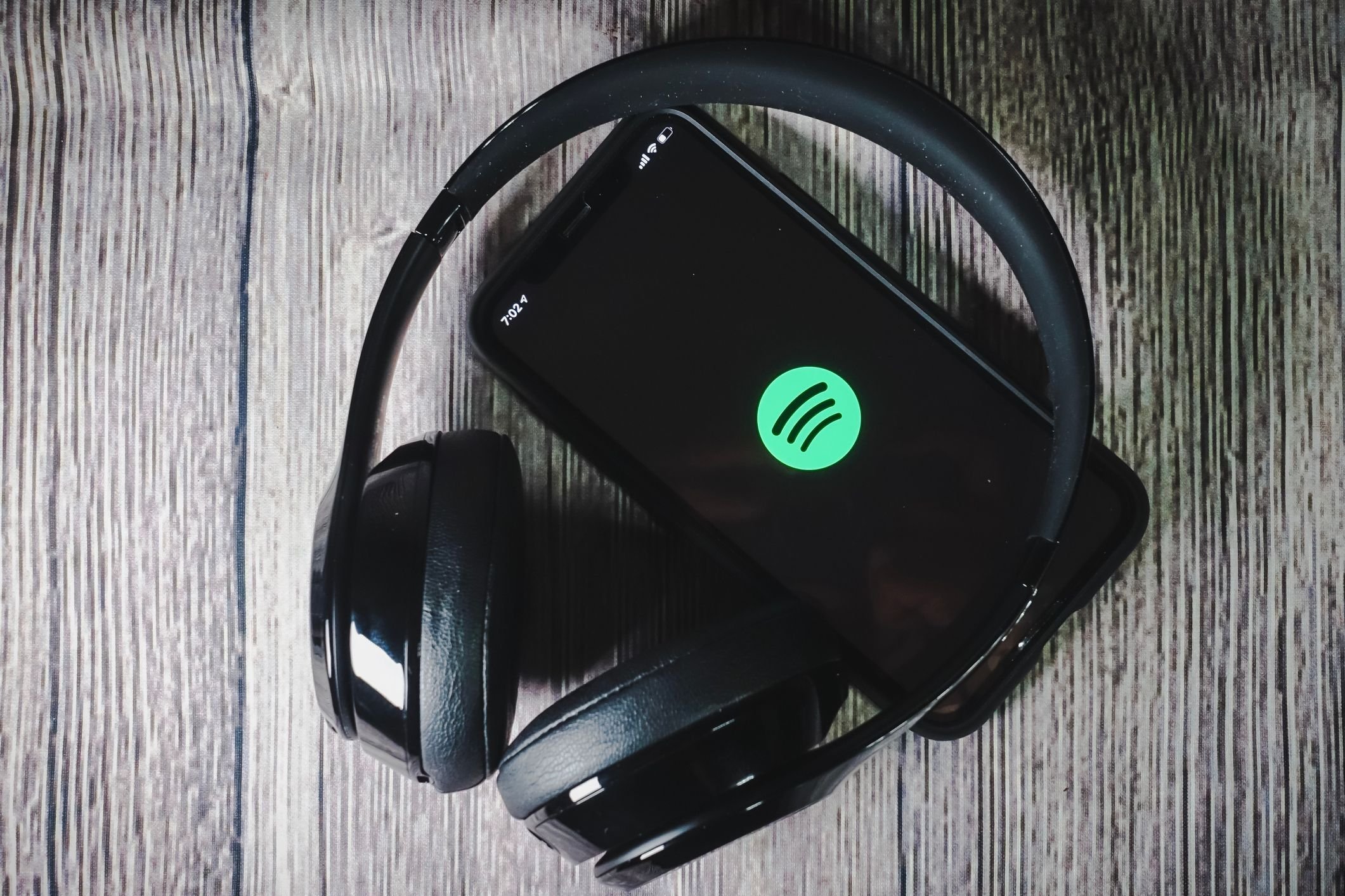 Tela do Spotify mostrando o novo selo AI Persona em um perfil de artista gerado por IA