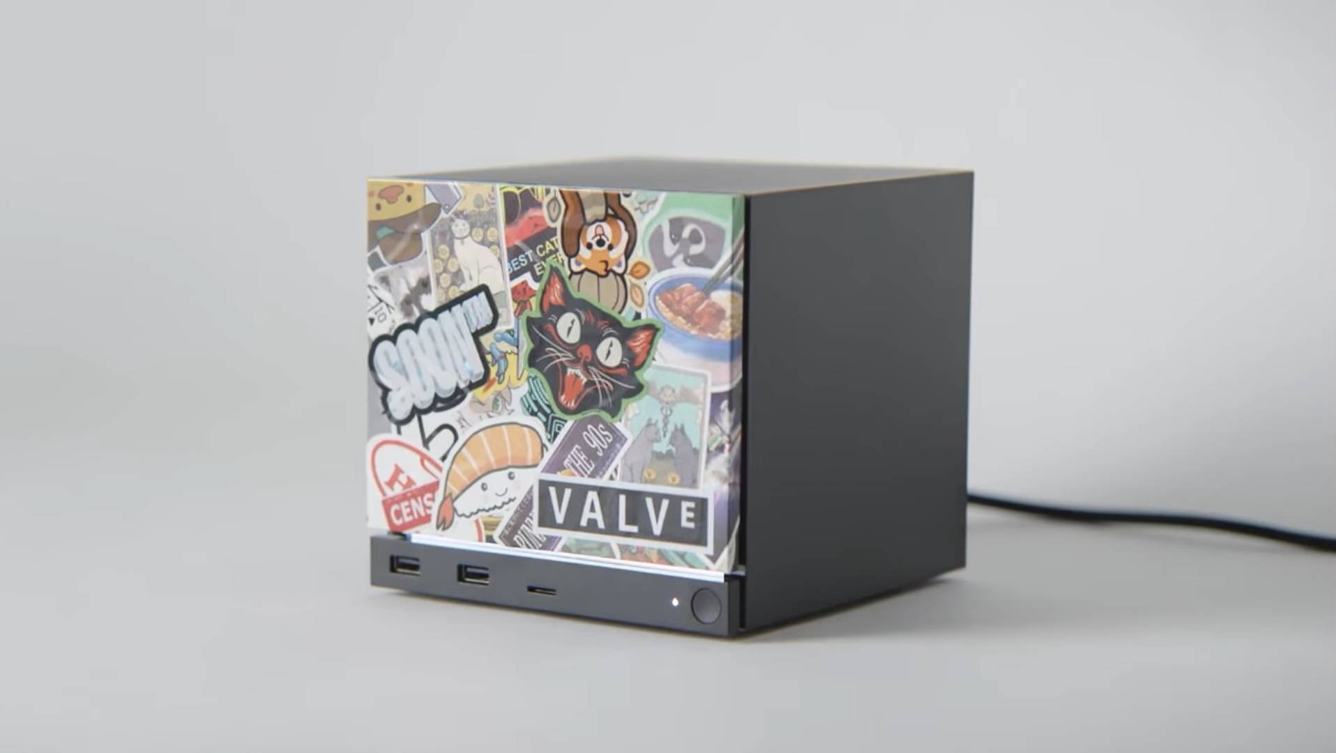 Console Steam Machine da Valve ao lado do controle Steam Controller