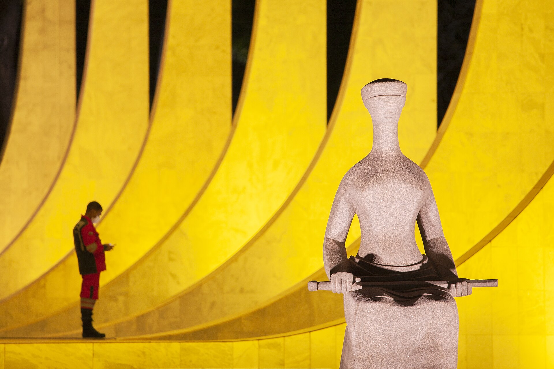 Estátua da Justiça diante do prédio do STF, em Brasília