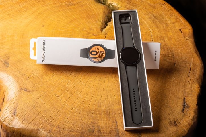 A briga gira em torno de mostradores digitais que imitavam relógios de luxo no Galaxy Watch