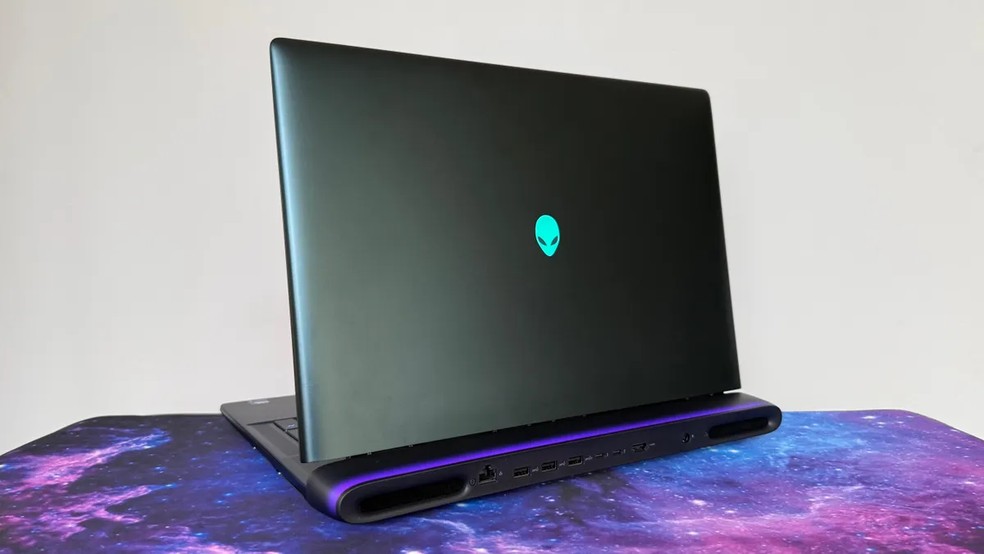 Notebook de alto desempenho fechado sobre a mesa