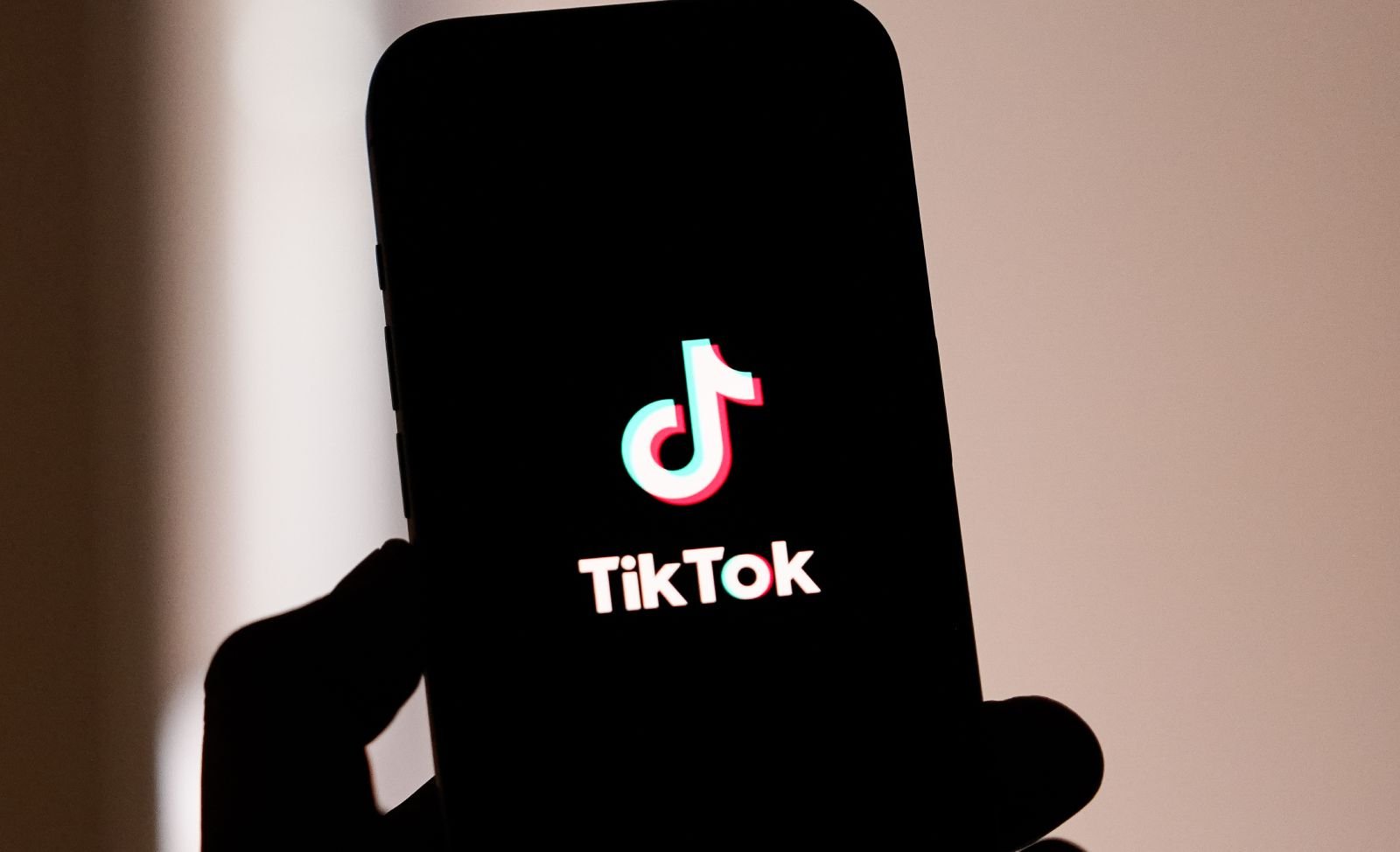 TikTok vai restringir contas que so publicam videos gerados por IA