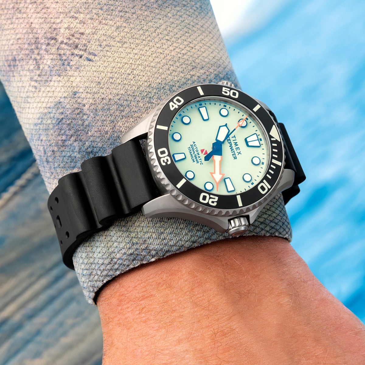 Detalhe do mostrador e do vidro de safira do Timex Deepwater Meridian 300
